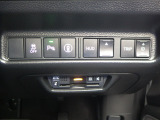 パーキングセンサーや横滑りを防ぐVSA等のスイッチ類は運転席の右側、手の届きやすい位置にあります。