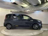 運転席側も電動スライドドアになってます。ショッピングなどでのお買い物時手がふさがっていてもドアに軽く触れるかリモコンで開閉できるので便利です!