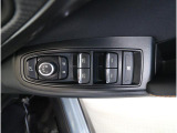 運転席には、ドアミラーの開閉および角度調整、集中ドアロック機能、さらには全ウィンドーの開閉操作を可能にするスイッチが一つに集約。運転中でもスムーズかつ効率的に操作でき、安全性と快適性に役立っています。