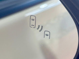 【ブラインドスポットモニター】走行中、ドアミラーの死角になりやすい箇所に後続車が接近するとサイドミラーのレンズに警告を表示!ドライバーに注意喚起をしてくれます。