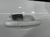 キーのボタンを押したり、キーをドアロックに挿入したりすることなく、車両に乗ることができます。これによりキーを見つけるためにポケットやバッグを探したり、アンロックボタンを押したりする必要が無くなります。