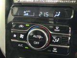 オートエアコン付きなので一度、気温を設定すれば自動的に過ごし易い温度に調整してくれますよ。 車内をいつでも快適空間にしてくれます。