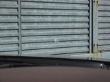 運転視界の遠方上方に虚像を投影することで前を見ながら情報の視認ができます。本当にドライバーが必要な情報を適切に伝え、楽しんで頂くことを考えた新世代装備です。※虚像は2.6m前方に浮かぶイメージです。