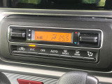 【オートエアコン】一度お好みの温度に設定すれば、車内の温度を検知し風量や温度を自動で調整。暑い&hellip;寒い&hellip;と何度もスイッチ操作をする必要はありません。快適な車内空間には必須の機能ですね♪