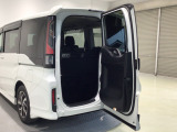 【わくわくゲート】タテはもちろんヨコにも開き、ちょっとした荷物を積む時にもとても便利♪人やペットの乗り降りもスムーズにできます♪