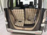 後席のシートをスライドさせると荷室空間を広げられます