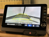 リバースギアに入れるだけで後方の表示へ切り替わります。夜間や雨の日の駐車も楽になりますよ。