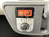 オートエアコン付きなので一度、気温を設定すれば自動的に過ごし易い温度に調整してくれますよ。 車内をいつでも快適空間にしてくれます。