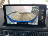 【バックカメラ】運転が苦手な方も車庫入れラクラクです!ギアをリバースに入れれば自動的に切り換わりますので、面倒な操作は不要です♪狭い駐車場もお車を傷つけず安心ですね!