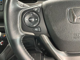 ステアリングにオーディオ操作スイッチが付いています。オーディオ画面に直接タッチしなくても操作が出来ますので、運転に集中できます。