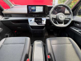 セレナの運転席は、良好な視界と操作性を提供。運転支援システムの情報が一目でわかるディスプレイと、直感的な操作が可能なステアリングスイッチで、安全快適なドライブをサポートします。