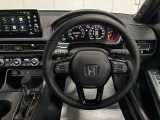 本革巻のステアリングホイールは手触りがよく、見た目もスタイリッシュにして、運転する楽しさを更に大きくします。