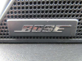 BOSEサウンドシステムを搭載。「良い音を出す」ではなく、その車種のごとに特徴を計算(車種専用設計)し、「反響音」を作り出すことによってどの座席でも自分中心で音が聴こえ、「心地よい空間」を作り出します。