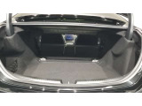 フロントシート・・・スポーティな形状のフロントシート。人間工学を追求した長時間の乗車でも疲れにくいシート形状です