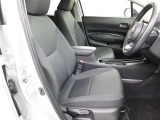 高いホールド性で運転姿勢が安定します。長距離ドライブでも疲れにくいのが魅力です。快適なドライビングライフをお送りください♪