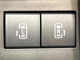 【両側パワースライドドア】スマートキーや運転席のスイッチで後席両側スライドドアの開閉が可能♪電動だから力を入れてドアを開ける必要が無く、小さなお子様でも簡単に開け閉めでき快適です♪