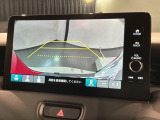 リバースギアに入れるだけで後方の表示へ切り替わります。夜間や雨の日の駐車も楽になりますよ。