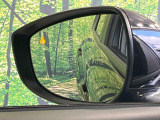 【ブラインドスポットモニタリング】走行中、ドアミラーの死角になりやすい箇所に後続車が接近するとサイドミラー付近に警告を表示、ドライバーに注意喚起をしてくれます。