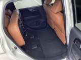 後部座席を跳ね上げるともう一つの荷室が!背の高い荷物も大丈夫。
