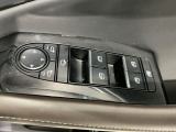 狭い駐車場で便利な電動格納ドアミラーが付いています。
