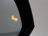 隣車線を走る車両をレーダーで検知し、ドアミラーでは確認しにくい後側方エリアに存在する車両に加え、急接近してくる車両も検知します。車両を検知するとドアミラーに搭載されたLEDインジケーターが点灯します。