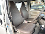 運転席まわりには十分なスペースがあり、大柄な方でもゆったり運転していただける環境です。