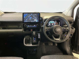 運転席周りのレイアウトをご覧ください。ナビゲーションが綺麗に装着されすっきり収まってますね!