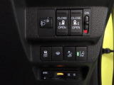 両側電動スライドドア。荷物で手が塞がる時など簡単にドアの開閉が出来ます。【横滑り防止装置・衝突被害軽減ブレーキ】などドライバーの安全運転をさらにアシストしてくれる装備が充実しています。