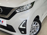 【LEDヘッドライト】悪天候や夜間走行時も良好な視界を確保し安心して運転できる高輝度LEDヘッドライトを装備!点灯速度が早く、消費電力も抑えられています。