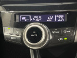 【オートエアコン】一度お好みの温度に設定すれば、車内の温度を検知し風量や温度を自動で調整。暑い&hellip;寒い&hellip;と何度もスイッチ操作をする必要はありません。快適な車内空間には必須の機能ですね♪