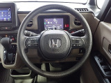 ハンドル左側にはオーディオ操作が出来るオーディオリモートコントロールスイッチ、右側にはHonda SENSINGとオートクルーズコントロールのスイッチを装備!