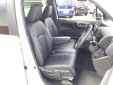 自社整備工場で点検整備をおこなってからお渡ししています。車検が残っている場合は『12ヶ月点検整備』を、車検整備付きの場合は『車検整備』をおこないます。整備費用は車両本体価格に含まれています。
