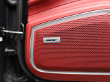BOSEサラウンドサウンドシステムは、車内の音響特性に合わせて的確にチューニングされており、コンサートホールのようにバランスに優れた原音を忠実に再現した音響パターンを生み出します。