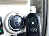 【キーフリーシステム】カバンやポケットに入れたままでもドアの施錠・解錠が可能なスマートキーを装備。エンジンのオン・オフ時もカギを取り出す必要が無いからとっても便利です♪