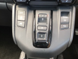 ワンアクションでスムーズな運転を支援する、エレクトリックギアセレクターに、パーキングブレーキは、電子制御パーキングブレーキです。