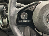 ステアリングにオーディオ操作スイッチが付いています。オーディオ画面に直接タッチしなくても操作が出来ますので、運転に集中できます。