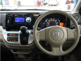 運転にかかわる様々な操作を安全に行えるように視点移動が少なく、操作性に配慮されたスイッチ類が凝縮されたコクピットです。