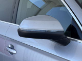 ●アウディサイドアシスト『後方の死角を並走する車両を検知しドアミラーの内側のLEDが点灯。ドライバーに注意を促し事故を未然に防ぐシステムです。』