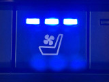 【シートヒーター&ベンチレーション】夏場は涼しい風でお尻や背中の熱やムレを防ぎ、冬はエアコンよりも早く温まってポカポカに!季節を問わず快適に過ごせます。