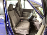 フロント広々、セパレートシートの運転席は、ハイトアジャスターが付いているので、快適にドライブができます。ハンドルはテレスコピック機能で、ハンドル位置を上・下・手前・奥に調節できます。