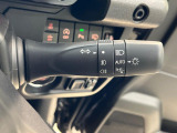 【オートライト】周りの明るさに応じて自動でヘッドライトの点灯・消灯ができる機能です!ライトの付け忘れ・消し忘れなどが無くなり、雨の日や夕方の走行も安心!トンネル通過時も便利ですね♪