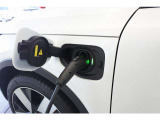 左前方にある普通充電用ポート