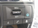 高速道路単一車線の運転支援機能、「プロパイロット」のステアリングスイッチ。一般道では先行車追従機能のアダクティブ クルーズコントロールのみご使用頂けます。