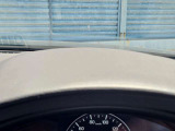 運転視界の遠方上方に虚像を投影することで前を見ながら情報の視認ができます。本当にドライバーが必要な情報を適切に伝え、楽しんで頂くことを考えた新世代装備です。※虚像は2.6m前方に浮かぶイメージです。