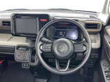 運転席まわりです。 各操作スイッチは使いやすい位置に配置されてます。