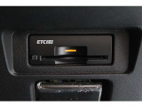 高速道路の料金所もスムーズに通過できるETC。阪神高速はETC使用時に距離料金でお得になります!ビルトインタイプですので、綺麗にスッキリ収まっています。