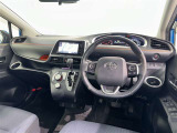 運転席まわりです。 各操作スイッチは使いやすい位置に配置されてます。