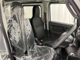 シンプルながら機能性あふれる運転席廻りです。視界性もよく、運転しやすいですよ。