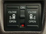 【両側パワースライドドア】両側がパワースライドドアになっており、運転席のスイッチやスマートキーでも開閉が可能です!開口部も広いので乗り降りも楽々♪