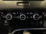 オートエアコンは左右席で独立温度コントロールが可能です。運転席はキンキンに冷やして助手席はマイルドにと言った設定が可能です☆暑さ寒さでケンカすることもなくなりますね♪